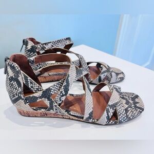 Indigo Rd. Women’s animal print strappy sandals with back zipper size 8.5